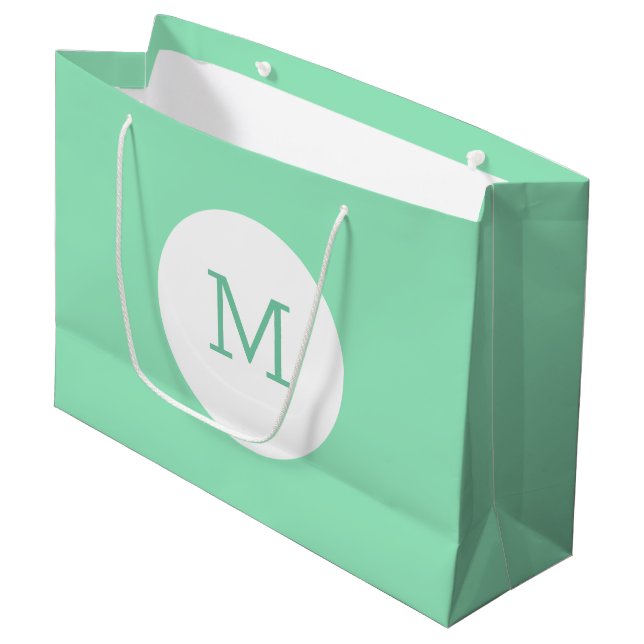 Trendy Elegant Modernes Mint Green Color Monogram Große Geschenktüte (Vorderseite Schrägansicht)