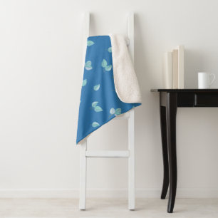 Trendy Eukalyptus-Blätter auf Französisch Blau Sherpadecke