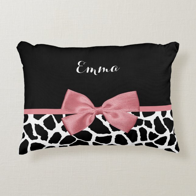 Trendy Giraffe Print Rosy Pink Bow mit Namen Dekokissen (Vorderseite)