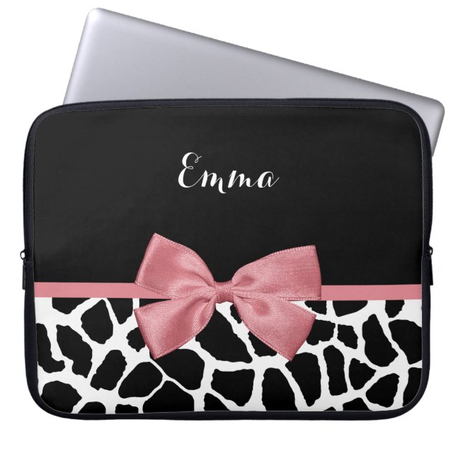Trendy Giraffe Print Rosy Pink Bow mit Namen Laptopschutzhülle (Vorderseite)