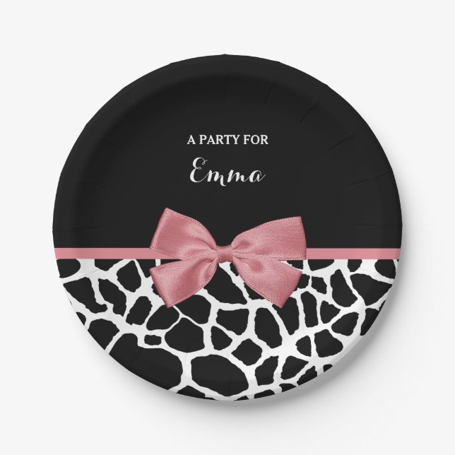 Trendy Giraffe Print Rosy Pink Bow mit Namen Pappteller (Vorderseite)