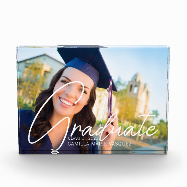 Trendy Graduate White Script Overlay Abschluss Fotoblock (Vorderseite)