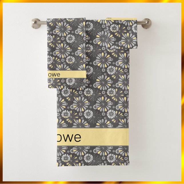 Trendy Gray and Yellow Floral Badhandtuch Set (Bookmark my store! https://www.zazzle.com/store/capricepetit)