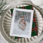 Trendy Green Kariert Frohe Weihnachts-Script-Foto Feiertagskarte<br><div class="desc">Diese schöne, moderne Trendy Green Kariert Merry Weihnachts Script Foto Weihnachts-Weihnachtskarte bietet Ihnen Ihr HochzeitsFoto hinter einer weißen Grenze. Das Wort "Merry" erscheint in der Bruch-Grenze-Mode in den oberen links, gefolgt von dem Wort "Christmas" in einer schönen, mutigen Hand Buchstaben Typografie, beide in reich grün. Die Karte ist personalisiert mit...</div>