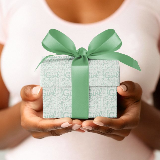 Trendy Green Script Typografie Girl Baby Shower Geschenkpapier (Von Creator hochgeladen)