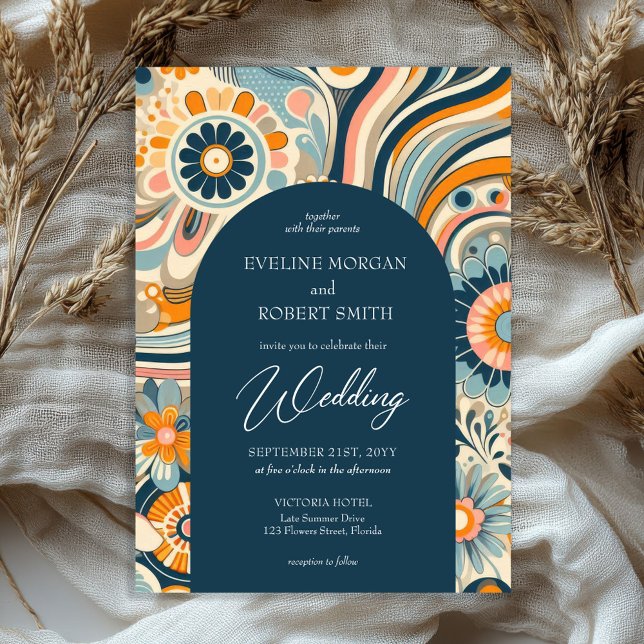 Trendy Groovy Blume Marineblau Einladung (trendy retro groovy flowers navy and orange blue arch wedding invitation)