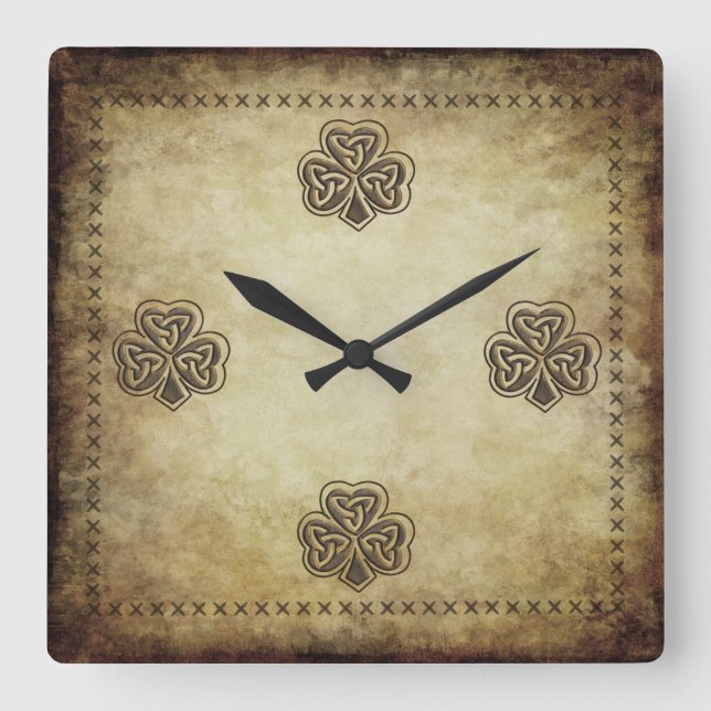 Trendy Grundge Irish Glück Kleeblatt Quadratische Wanduhr (Vorderseite)