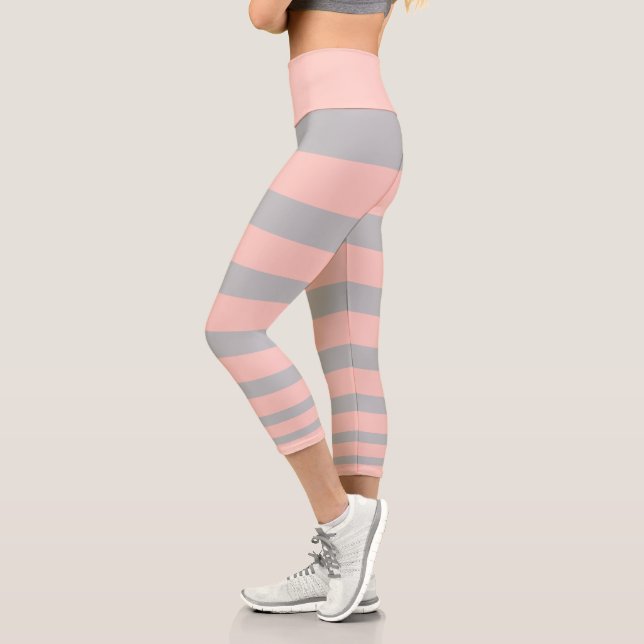 Trendy helle Korallen rosa und hellgrau gestreift Capri Leggings (Links)