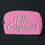 Trendy Hello Gorgeous Girly Pink Waschbeutel<br><div class="desc">Trendy Typografie auf rosa Toilettentasche.</div>