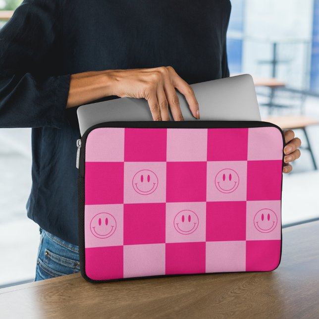 Trendy Hot Pink Checkered & Happy Smile Face Laptopschutzhülle (Von Creator hochgeladen)