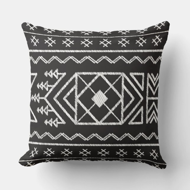 Trendy Ikat Muster Black Geometric Tribal Kissen (Vorderseite)