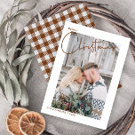 Trendy Kariert Frohe Weihnachts-Script-Foto Feiertagskarte<br><div class="desc">Diese schöne, moderne, trendy Karierte Weihnachts-Script-Foto Weihnachtskarte bietet Ihr Hochzeitsapparat hinter einer weißen Grenze. Das Wort "Fröhlich" erscheint in der Bruch-Ränder-Manier in den oben links, gefolgt von dem Wort "Weihnachten" in einer schönen, fett handgeschriebenen Typografie, beides schwarz. Die Karte ist personalisiert mit Ihrem Namen und Jahr unten verlassen, in der...</div>
