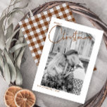 Trendy Kariert Frohe Weihnachts-Script Foto First Feiertagskarte<br><div class="desc">Dieses schöne, moderne Trendy Karierte Frohe Weihnachts-Script-Foto Erste Verheiratete Weihnachtskarte verfügt über Ihr Foto hinter einer weißen Grenze. Das Foto hat einen Schwarz-Weiß-Filter eingesetzt, um einen Schwarz-Weiß-Look für die Karte zu erstellen. Sie können den Filter ausschalten, wenn Sie es vorziehen. Das Wort "Merry" erscheint in der Bruch-Form in der oben...</div>