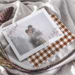 Trendy Kariert Merry & Verheiratet Mr & Mrs Foto Feiertagskarte<br><div class="desc">Feiern Sie Ihre ersten Weihnachten als frisch vermählte Gäste mit dieser wunderschön gestalteten "Merry & Verheiratet"-Karte, die ein intimes Foto-Layout und einen stilvollen, gesalzenen Karamelll und weißen Büffel Karo kariert Backer bietet. Diese Karte ist perfekt, um Familie und Freunden einen angenehmen Urlaub zu ermöglichen. Sie vereint die Eleganz eines besonderen...</div>