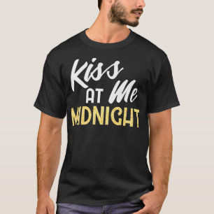 Trendy Kiss Me at Midnight Silvester Quote1215 T-Shirt