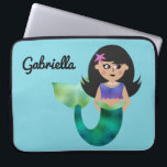Trendy Laptopschutzhülle<br><div class="desc">Trendy Imitat-Folielatino-Meerjungfrau-personalisierter Kinderlaptop-Kasten. Hübscher blauer Hintergrund mögen den Ozean. Entzückende kleine Meerjungfrau mit Imitat vereiteln grünen Schwanz, lila Behälterspitze und die lila und rosa Starfish in ihrem dunklen schwarzen Haar. Personifizieren Sie mit Namen im hübschen Skript. Redigieren Sie, um Schriftartwahlen zu ändern. Koordinierenmeerjungfrau, Merman und Pirateneinzelteile und Partyversorgungen. Kontakt für...</div>