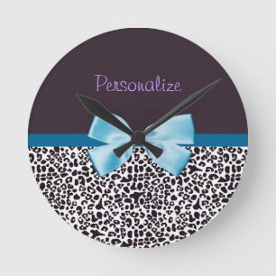 Trendy Leopard Print and Blue Ribbon With Name Runde Wanduhr