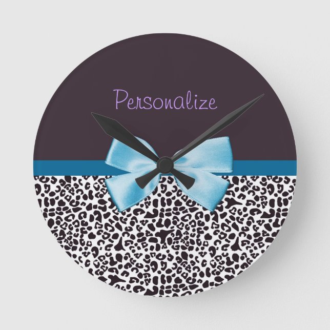 Trendy Leopard Print und Blue Ribbon mit Namen Runde Wanduhr (Vorderseite)