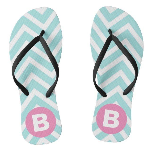 Trendy Light Blue Chevron Pink Monogram Flip Flops (Fußbett)