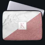Trendy Marble Blush Pink Glitzer Girly Monogram Laptopschutzhülle<br><div class="desc">Trendy Marble Blush Pink Glitzer Girly Monogram Laptop Case Stilvoll und personalisiert! Behalt deinen Laptop-Safe in diesem stilvollen Gehäuse mit einem trendigen geometrischen Muster aus Marmor und rot-rosa Glitzer, mit einem Farbblock in der Mitte, der Platz für deinen Namen und deine Monogramm bietet! Leicht anpassbare Texte, Schriftart und Farben. Erstellt...</div>