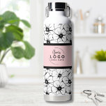 Trendy-Markenlogo Trinkflasche<br><div class="desc">Mit diesem schwarz-weißen Blumenmuster-Akzent macht es Spaß und trendig, Ihr Business, Ihre Marke oder Ihr individuelles Design vorzustellen. Personalisieren Sie diese Wasserflasche mit Ihrem Business- oder Markenlogo, oder sogar mit einem Design, das Sie gewollt haben. Wechseln Sie in die rot-rosa Farbe zu allem, was Sie gewollt haben. Schwarz-weiße Flora-Markenlogos Wasserflasche...</div>