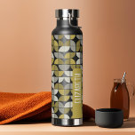 Trendy MCM Halbmondmuster mit Goldnamenblock Trinkflasche<br><div class="desc">Ein feines, grafisches Design mit farbenfrohen Schwarz- und Goldtönen mit einem lustigen Farbblock, um Ihren Namen oder jeden Text hinzuzufügen. Das Muster aus der Mitte des Jahrhunderts ist ein trendiges Muster mit Farbsteinen. Sie können einen Namen, ein Monogramm oder einen anderen benutzerdefinierten Text hinzufügen. Wenn Sie die Kunst verschieben möchten,...</div>