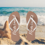 Trendy Mocha Stylized Wedding Bridesmaid Flip Flops<br><div class="desc">Verschenken Sie Ihre Hochzeitsjungfrauen mit diesen stylischen Maid Flip Flops,  die mocha-modische Farbe sind,  zusammen mit einem weißen,  stilisierten Skript,  um Ihr ähnliches Hochzeitsfarbschema zu ergänzen. Wählen Sie die Größe des Fußes zusammen mit anderen Optionen. Sie können Ihre Flip-Flops anpassen,  um die Farbe an Ihre Wünsche anzupassen.</div>