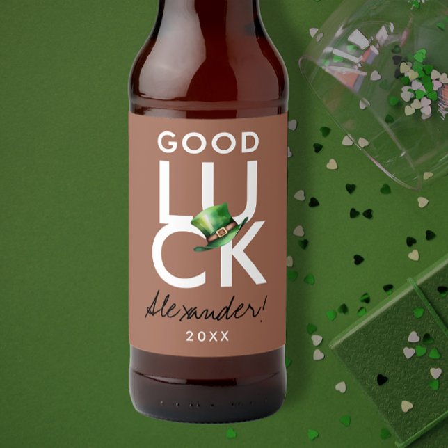 Trendy Modern Luck Mocha Brown Green Irish Hat Bierflaschenetikett (Von Creator hochgeladen)