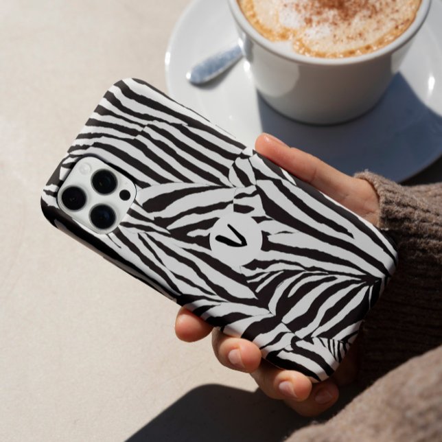 Trendy Modern Schwarz-weiß Zebra Motif Case-Mate iPhone Hülle (The trendy and modern black white zebra with monogram custom unique on your phone case)