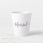 Trendy Modern Script Typografy Name Milchtasse<br><div class="desc">Immer beliebte trendy Skript Typografie individuelle Name latte Tasse mit typografischen Swashes oder geblüht. Stilvolles und einfaches typografisches Design.</div>