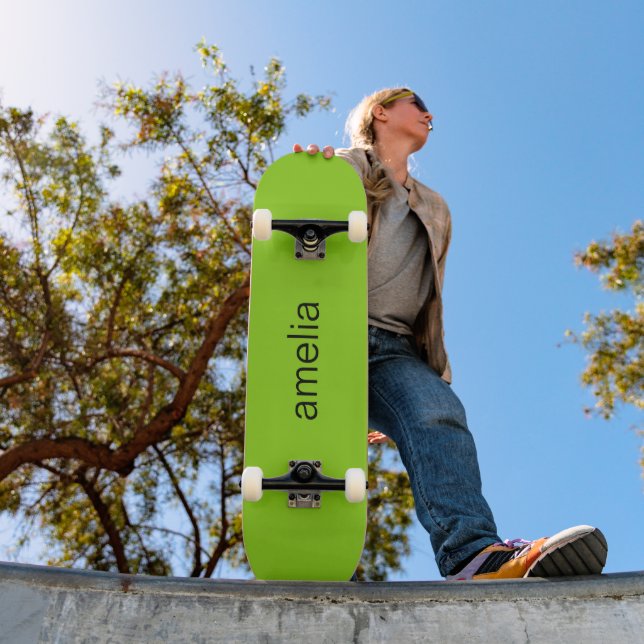 Trendy Monogram Lime Green Brat Skateboard (Außenbereich 1)