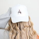 Trendy Monogram mit Skriptname Overlay Truckerkappe<br><div class="desc">Beginnen Sie Ihren Look mit unserem individuellen Hut, personalisiert mit einem einfachen Monogramm-Initial und einem stilvollen Script-Name-Overlay in frischen, trendigen Farben. Dieser hochwertige Hut bietet Komfort und modernes Design, perfekt für Alltagsmode, Outdoor-Abenteuer oder Gießen. Wählen Sie aus individuell anpassbaren Farboptionen, um Ihren Stil oder machen Sie es einzigartig. Dieser Hut...</div>