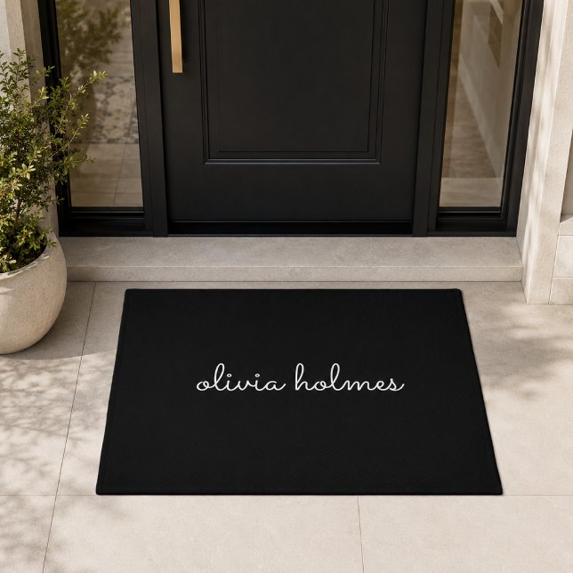 Trendy Monogram | Modern Black Script Name Fußmatte (Personalized black script doormat with custom family name for a modern front porch welcome.)