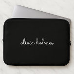 Trendy Monogram | Modern Black Script Name Laptopschutzhülle<br><div class="desc">Ein einfaches,  benutzerdefiniertes Monogramm-Design in einer informellen,  lässigen,  handgeschriebenen Schrifttyp in auffallendem einfarbigem Schwarzweiß. Das Monogramm kann leicht personalisiert sein,  um ein Design so einzigartig wie Sie sind zu machen! Das perfekte trendige Geschenk oder Accessoire für jeden Anlass.</div>