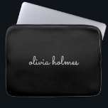 Trendy Monogram | Modern Black Script Name Laptopschutzhülle<br><div class="desc">Ein einfaches,  benutzerdefiniertes Monogramm-Design in einer informellen,  lässigen,  handgeschriebenen Schrifttyp in auffallendem einfarbigem Schwarzweiß. Das Monogramm kann leicht personalisiert sein,  um ein Design so einzigartig wie Sie sind zu machen! Das perfekte trendige Geschenk oder Accessoire für jeden Anlass.</div>