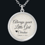 Trendy Mutter der Braut immer dein kleines Mädchen Versilberte Kette<br><div class="desc">Verbindung zu diesem Sprichwort: "Immer dein kleines Mädchen" personalisiert mit Name und Hochzeitstag. Es ist ein schönes personalisiertes Geschenk für die Mutter der Braut.</div>