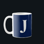 Trendy Navy Blue C41 White Initial Monogram Custom Kaffeetasse<br><div class="desc">Jede Tasse verfügt über einen Single, der vor dem Hintergrund zeitgenössischer Farbtöne kühl in knalligem Weiß vorgestellt wird und eine elegante und personalisierte Touch für Ihren Alltag bietet. Wählen Sie aus einer Vielzahl moderner Farbtöne, um das passende Ambiente für Ihren Stil zu finden oder jemanden zu schenken. Diese Kollektion ist...</div>