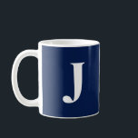 Trendy Navy Blue C41 White Initial Monogram Custom Kaffeetasse<br><div class="desc">Jede Tasse verfügt über einen Single, der vor dem Hintergrund zeitgenössischer Farbtöne kühl in knalligem Weiß vorgestellt wird und eine elegante und personalisierte Touch für Ihren Alltag bietet. Wählen Sie aus einer Vielzahl moderner Farbtöne, um das passende Ambiente für Ihren Stil zu finden oder jemanden zu schenken. Diese Kollektion ist...</div>