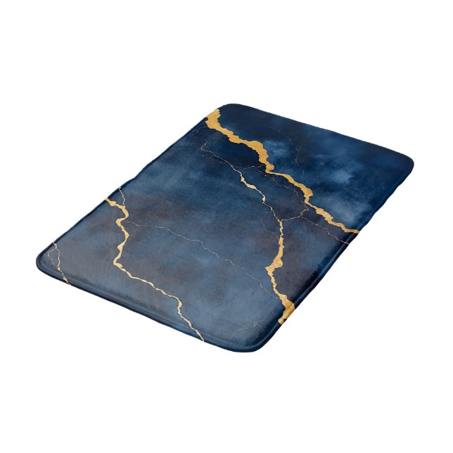 Trendy Navy Blue Gold Marble Collection Badematte (Schrägansicht)