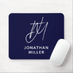 Trendy Navy Blue Monogram Mousepad<br><div class="desc">Dieses moderne und minimalistische Mauspad verfügt über ein anpassbares Skriptmonogramm auf einem sauberen marineblau-blauen Hintergrund. Das elegante Design verleiht jedem Arbeitsbereich eine Touch von Eleganz. Die hochwertige,  rutschsichere Basis bietet eine stabile und komfortable Oberfläche für Ihre Maus. Personalisieren Sie mit Ihren eigenen Initialen für ein wirklich einzigartiges Accessoire.</div>