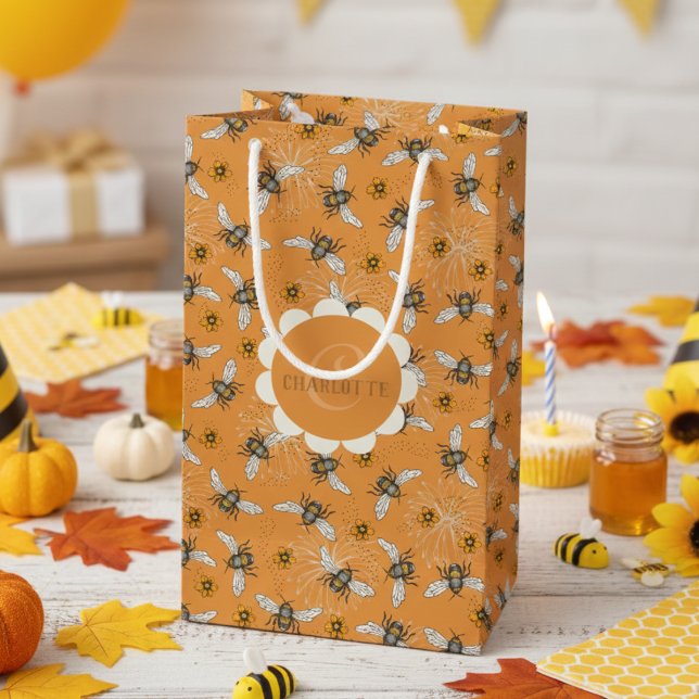 Trendy Orange Buzzing Honeybee für Frühjahr und So Kleine Geschenktüte (Autumn Floral Bee Gift Bags. Botanical Green Honeybees, Flowers Pattern, Monogram in  Orange for Her)