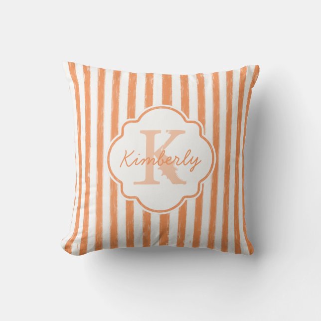 Trendy Orange Painted Stripes Monogramm und Name Kissen (Vorderseite)