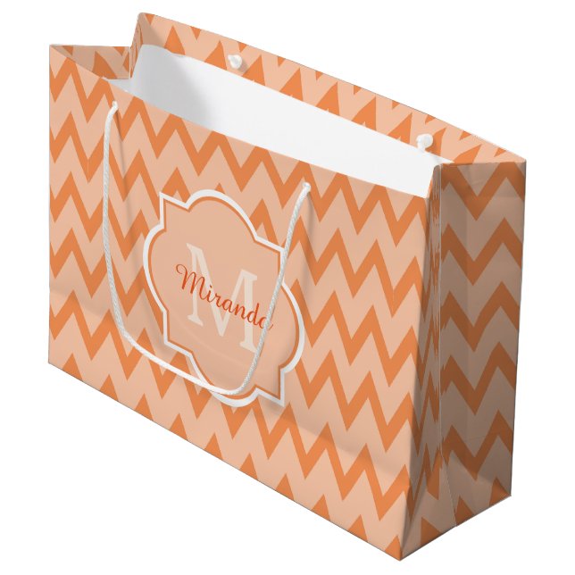 Trendy Orange Zickzack Zigzag Name und Monogram Große Geschenktüte (Vorderseite Schrägansicht)
