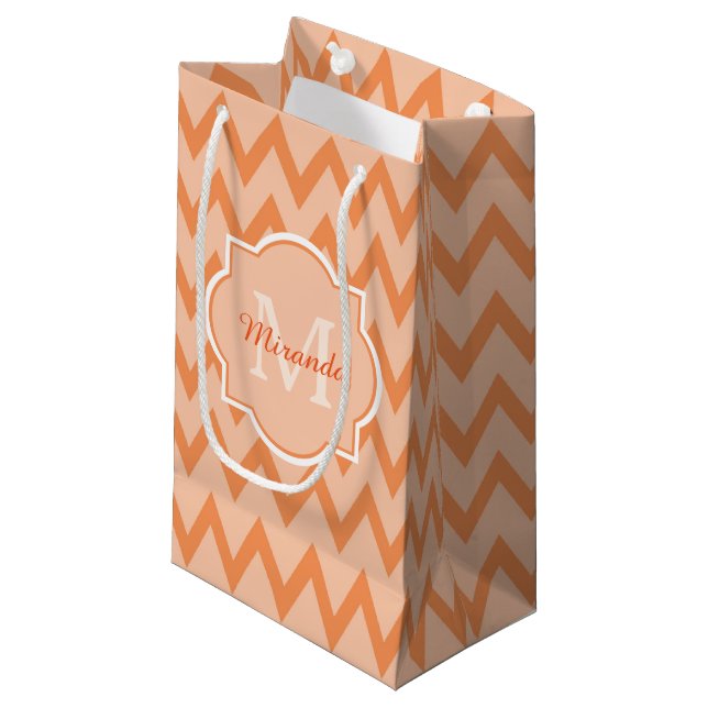 Trendy Orange Zickzack Zigzag Name und Monogram Kleine Geschenktüte (Vorderseite Schrägansicht)