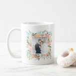 Trendy Peach Floral Watercolor mit Foto Tasse<br><div class="desc">Diese wunderschöne Tasse mit hübschen pfirsich- und cremefarbenen Blume mit aquamarinen und grünen Blätter. Fügen Sie Ihr eigenes Foto zu personalisieren.</div>