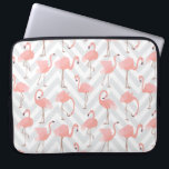 Trendy Pink Flamingos und Chevrons Muster Laptopschutzhülle<br><div class="desc">Ein skurriles,  trendiges Design mit einem Muster rosa Flamingos über hellgrau-weiß Zickzack Zickzack-Muster.</div>