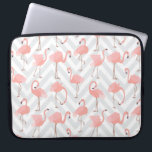 Trendy Pink Flamingos und Chevrons Muster Laptopschutzhülle<br><div class="desc">Ein skurriles,  trendiges Design mit einem Muster rosa Flamingos über hellgrau-weiß Zickzack Zickzack-Muster.</div>
