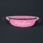 Trendy Pink Girls Name Handgeschriebenes Skript be Bauchtasche<br><div class="desc">Eine schicke,  personalisiert rosa Monogramm Fanny Pack für ein Mädchen,  das einfache,  handgeschriebene Geschenke Liebe. Schönes weißes kursives Skript,  das Ihren Namen in elegantem Skript ausdrückt.</div>