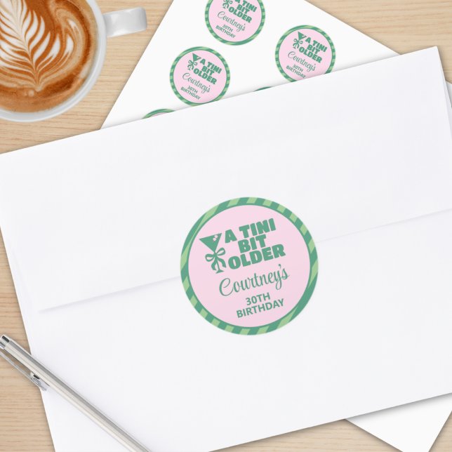 Trendy Pink & Green A Tini Bit Ältere 30. Geburtst Runder Aufkleber (Von Creator hochgeladen)