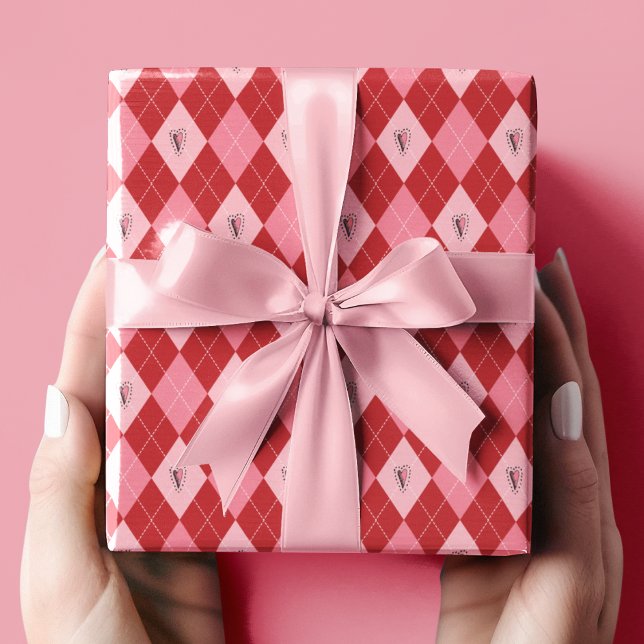 Trendy Pink Red Kleine Raute Herz Muster Kids Geschenkpapier (Modern Trendy Valentine Design Featuring Cute Pink & Red Argyle Pattern with Girly Hand-Drawn Hearts)
